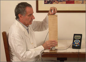 Giovanni Lucchi measures a wood plate with the LucchiMeter